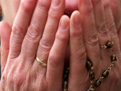 paralysed women start to walk after offering prayer in church