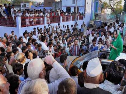 hemamalini adressing elections rally when stage collapsed  