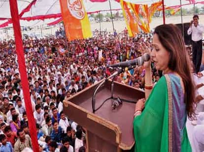 veeru absence gives tension to hema malini in mathura