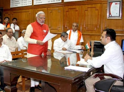 congress attacks on modi over his wife, bjp retaliate
