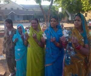 Voting on in MP; Sushma Swaraj, Kantilal Bhuria in the fray