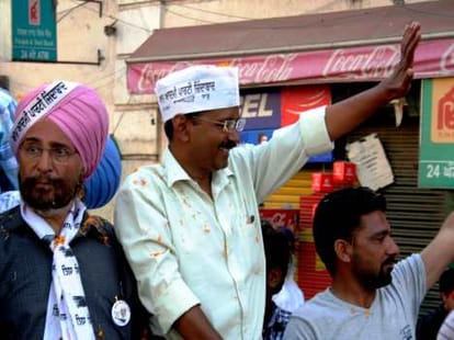 kejriwal and team ready to move varanasi