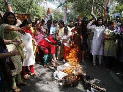 women congress protest against narendra modi