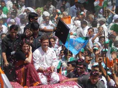 Cops slap notice on SPG for allowing Rahul to sit atop SUV