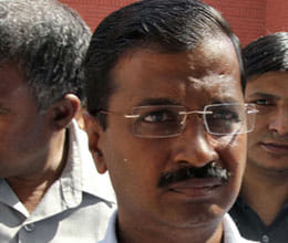 kejriwal and family forced to leave varanasi  temple