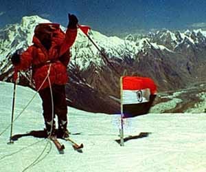 india and pakistan fighting with each-other on one glacier