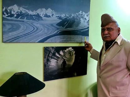 india and pakistan fighting with each-other on one glacier