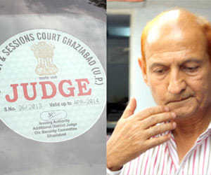 judge and asi fights on the road in modinagar