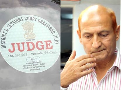 judge and asi fights on the road in modinagar