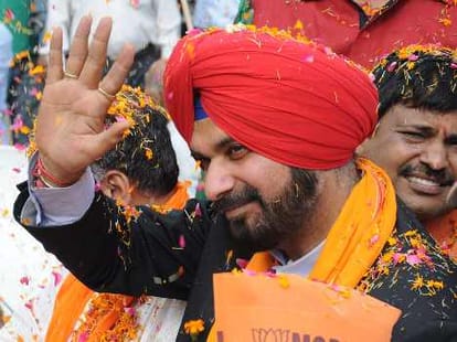 Sidhu apologizes to Akal Takht