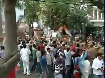 Congress protest outside subramanyam swami residence