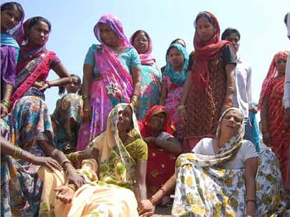 husband threw his wife in canal for girlfriend