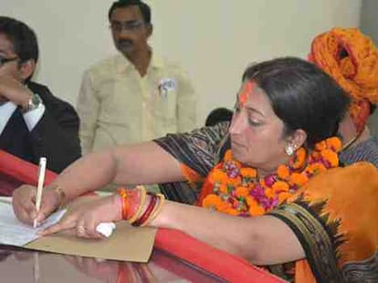 bjp candidate smriti irani and priyanka gandhis pa fight in amethi