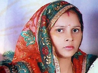 husband threw his wife in canal for girlfriend