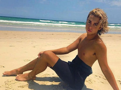 boy to tries to look like paris hilton 