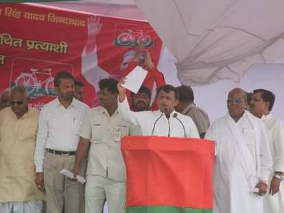 akhilesh yadav suspends two ips