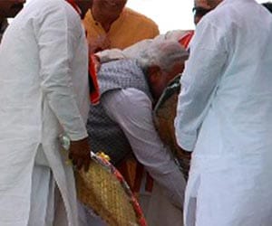 narendra modi and murli manohar joshi meeting in rally