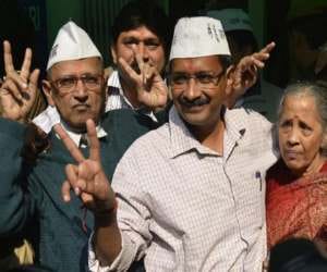 arvind kejriwal, his parents leave sankat mochan temple complex