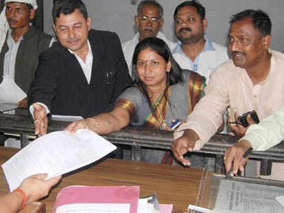 abhilasha gupta filed nomination from allahabad sead