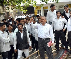 fir on 200 advocates in ghaziabad
