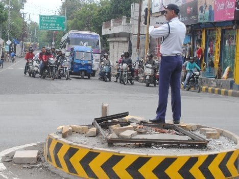 damage traffic booth in dehradun