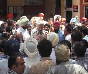 jewelers robbed:  Angry traders Enclosure to police Station 