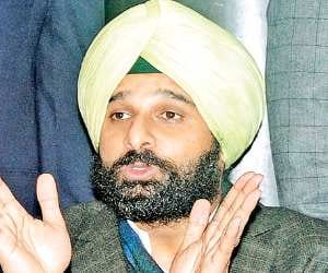 bikram singh majithia controversial statement about aap