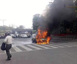 Moving car burns in delhi