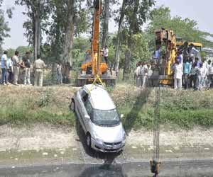 Car drown in canal in faridabad