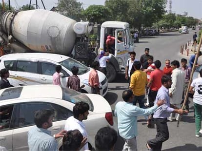 samajwadi party leader got murdered in a janta flat noida