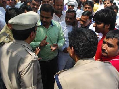 samajwadi party leader got murdered in a janta flat noida