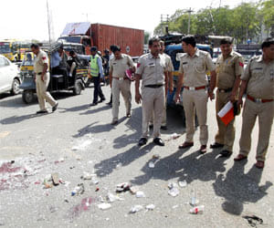 auto accident, one child dead, 6 injured