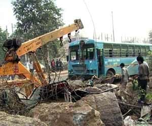 one died and 15 injured in bus accident