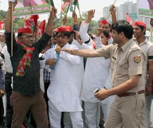 samajwadi party supporters attempt to set fire
