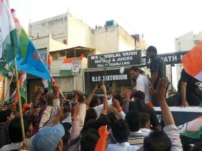 rahul gandhi road show in lucknow