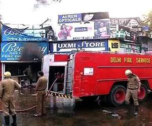 fire in delhi, 8 dies, 500 slums burned