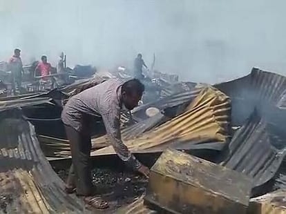 fire in delhi, 8 dies, 500 slums burned