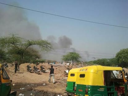 fire in delhi, 8 dies, 500 slums burned