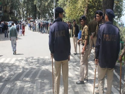 girl College students clashed, kick-punches away