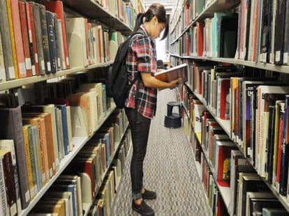 amu vc girls entry in cetral library.