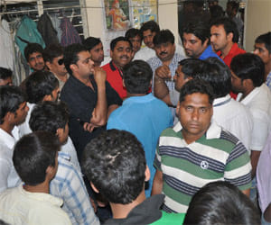 protest against electricity connection in noida