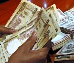 car, mirror, opened, 10, lakh loot