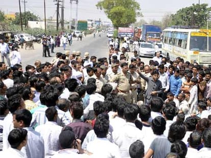 people protest against up police and azam khan in masoori