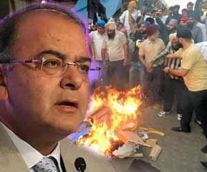 sikh activists_ protest_ against majithia_ distorting_ gurbani
