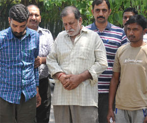 delhi police arrests five people with 65 crores heroine