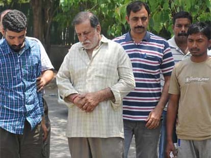 delhi police arrests five people with 65 crores heroine