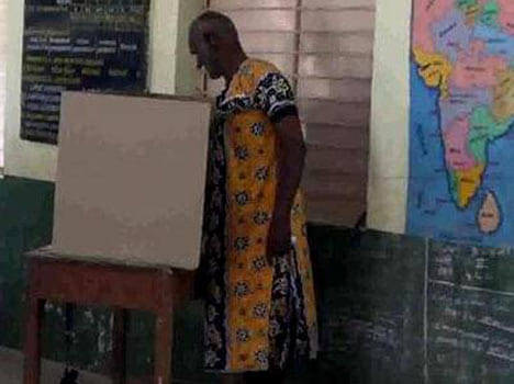 aravakurichi came to vote wearing his wife nighty