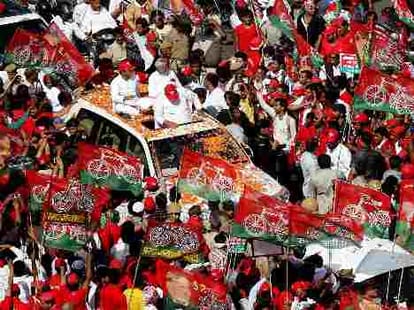 how do political parties manage crowd in rallies