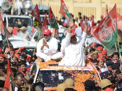 how do political parties manage crowd in rallies