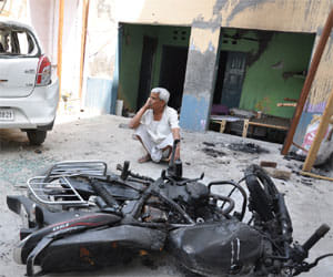 violence in noida, firing and demolition in noida kanvani village